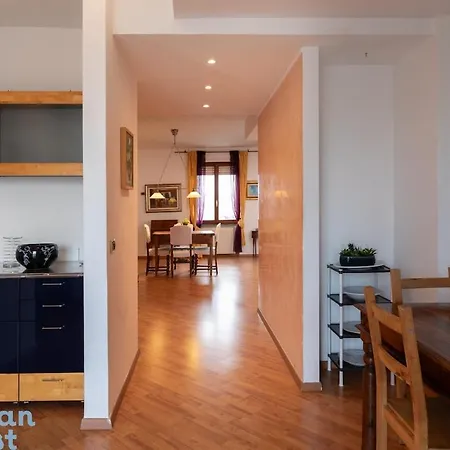 Center With Sea View Apartment *